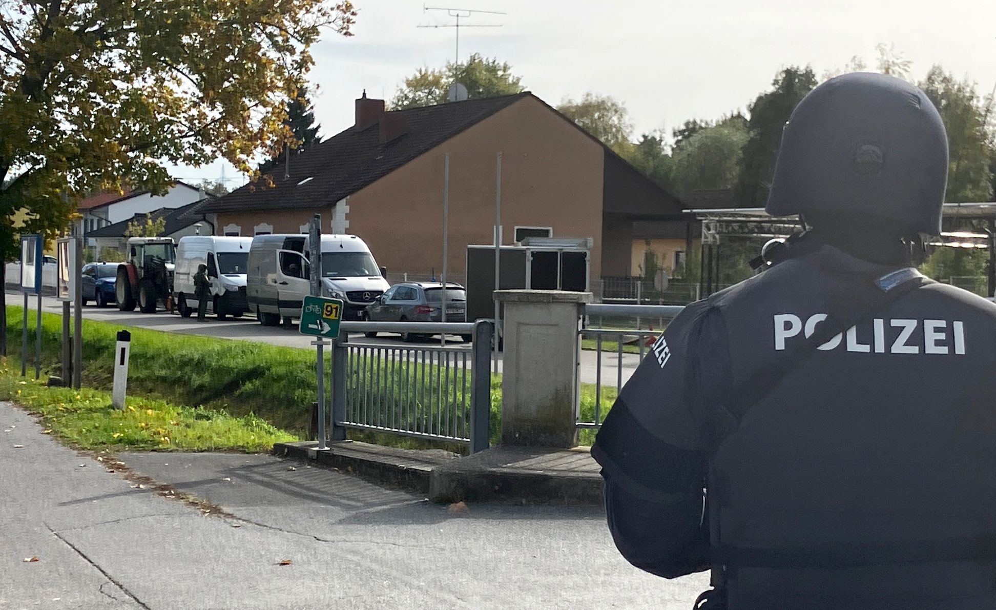 Schwer bewaffnete Polizisten nach der Bluttat im Einsatz in Zistersdorf.