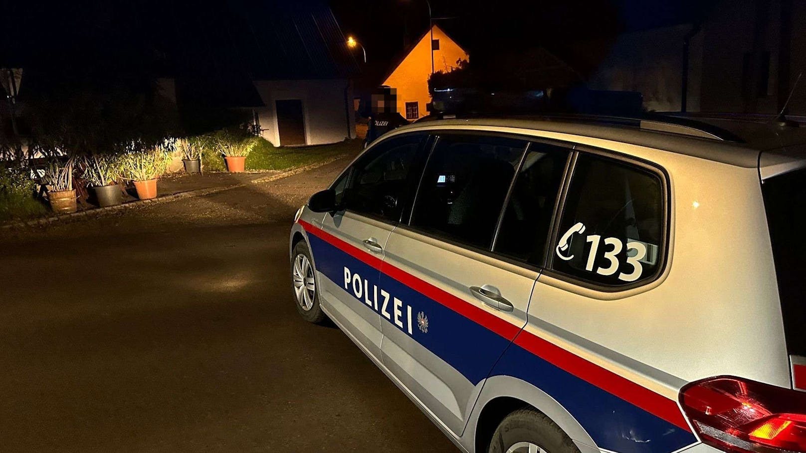 Schwer bewaffnete Polizeikräfte haben nach der Bluttat am Abend des 18. Oktobers 2024 den Ortsteil Gösting abgeriegelt.