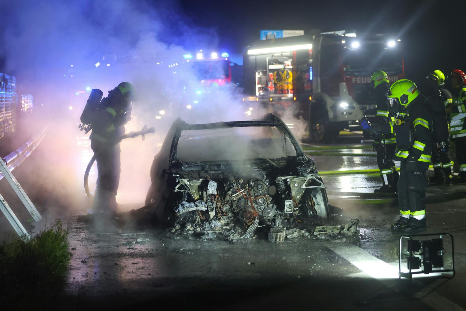 Zwei Feuerwehren standen in der Nacht auf Samstag bei einem in Vollbrand stehenden Pkw auf der A25 Welser Autobahn in Marchtrenk (Bezirk Wels-Land) im Einsatz.