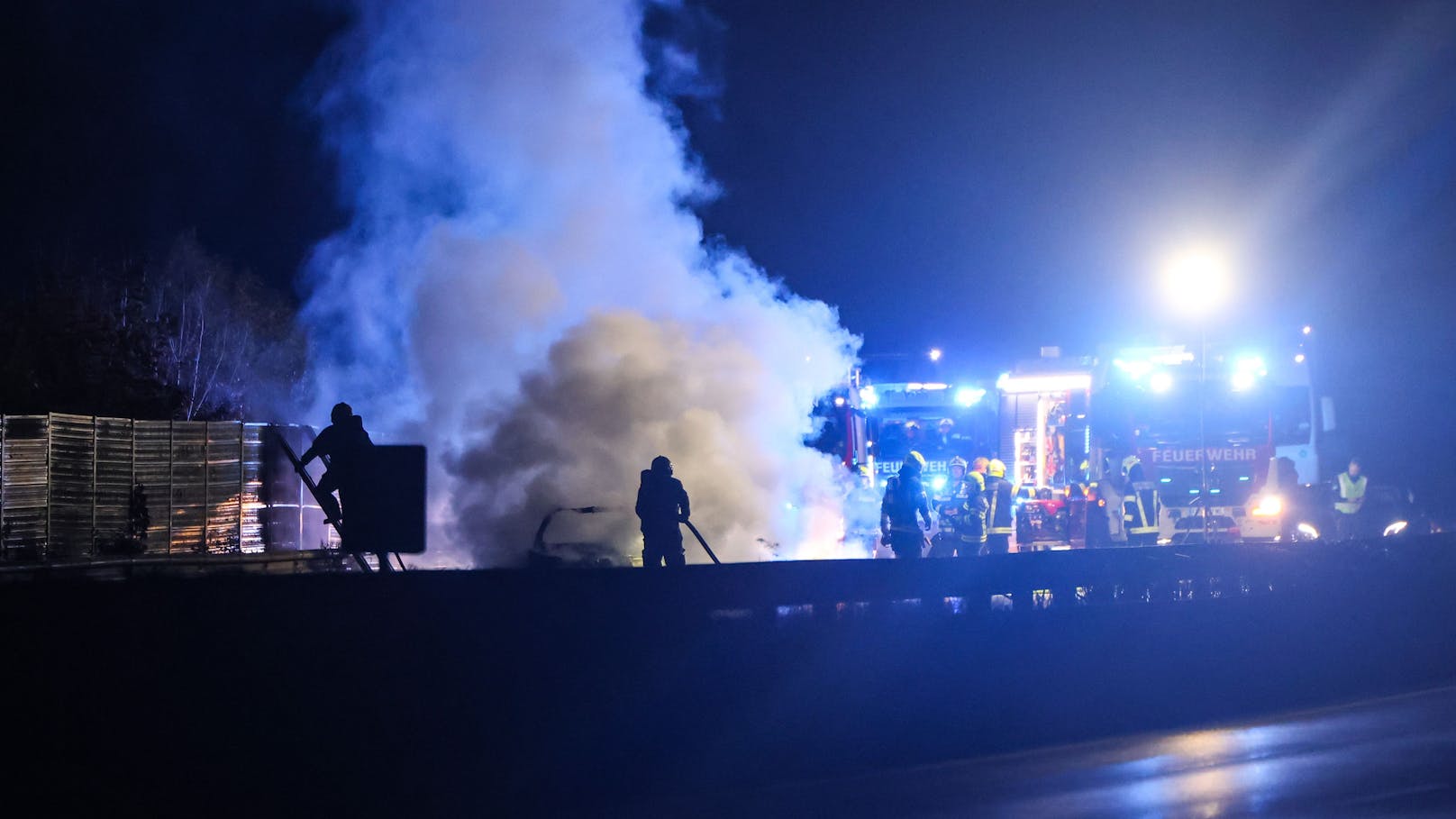 Zwei Feuerwehren standen in der Nacht auf Samstag bei einem in Vollbrand stehenden Pkw auf der A25 Welser Autobahn in Marchtrenk (Bezirk Wels-Land) im Einsatz.