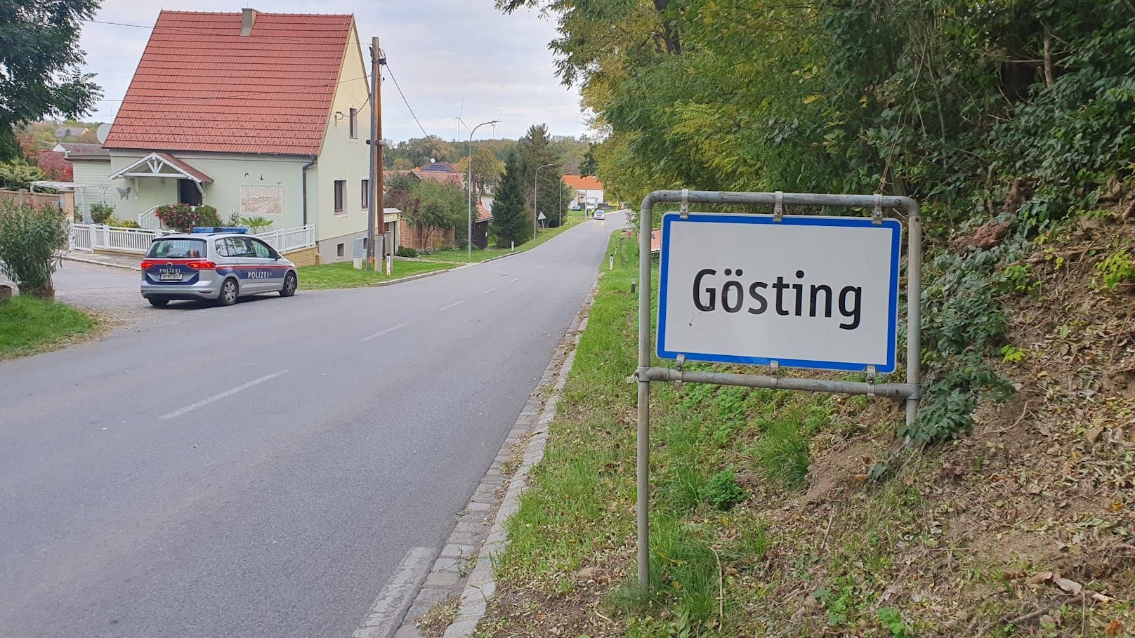 Eine 65-jährige Frau ist in Zistersdorf im Ortsteil Gösting getötet worden. Der Täter ist auf der Flucht, konnte aber ausgeforscht werden.