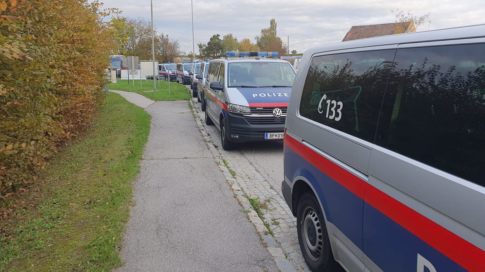 Eine 65-jährige Frau ist in Zistersdorf im Ortsteil Gösting getötet worden. Der Täter ist auf der Flucht, konnte aber ausgeforscht werden.