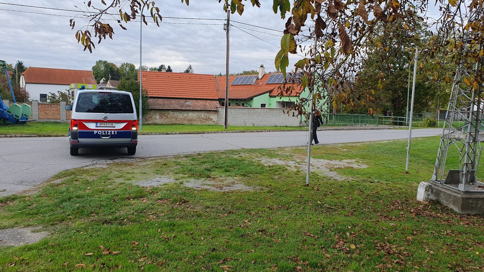 Eine 65-jährige Frau ist in Zistersdorf im Ortsteil Gösting getötet worden. Der Täter ist auf der Flucht, konnte aber ausgeforscht werden.