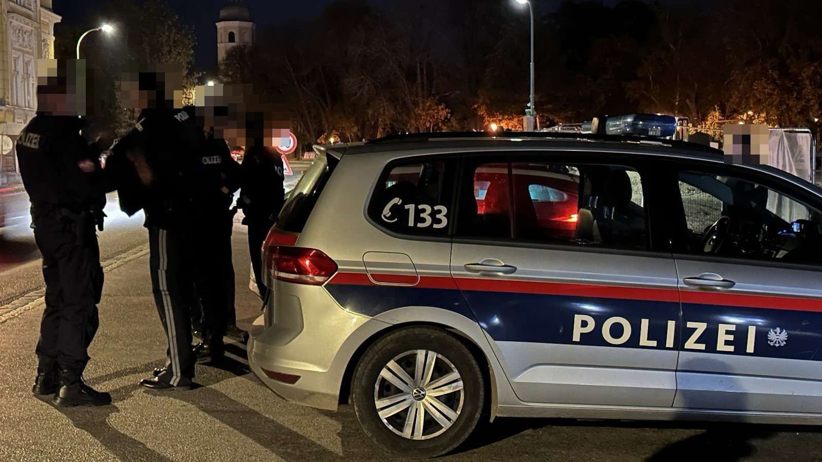 Schwer bewaffnete Polizeikräfte haben nach der Bluttat am Abend des 18. Oktobers 2024 den Ortsteil Gösting abgeriegelt.