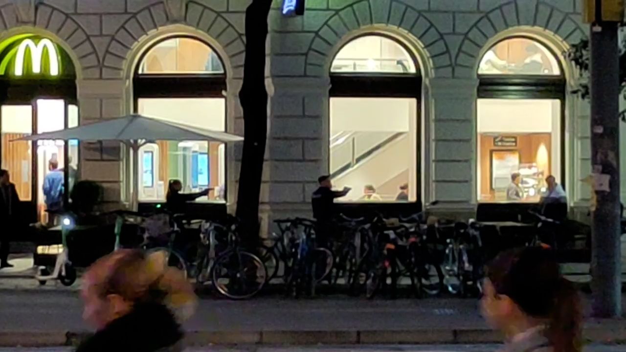 Gefährlicher Polizeieinsatz am Schottenring in Wien: Polizisten ziehen ihre Dienstwaffen.