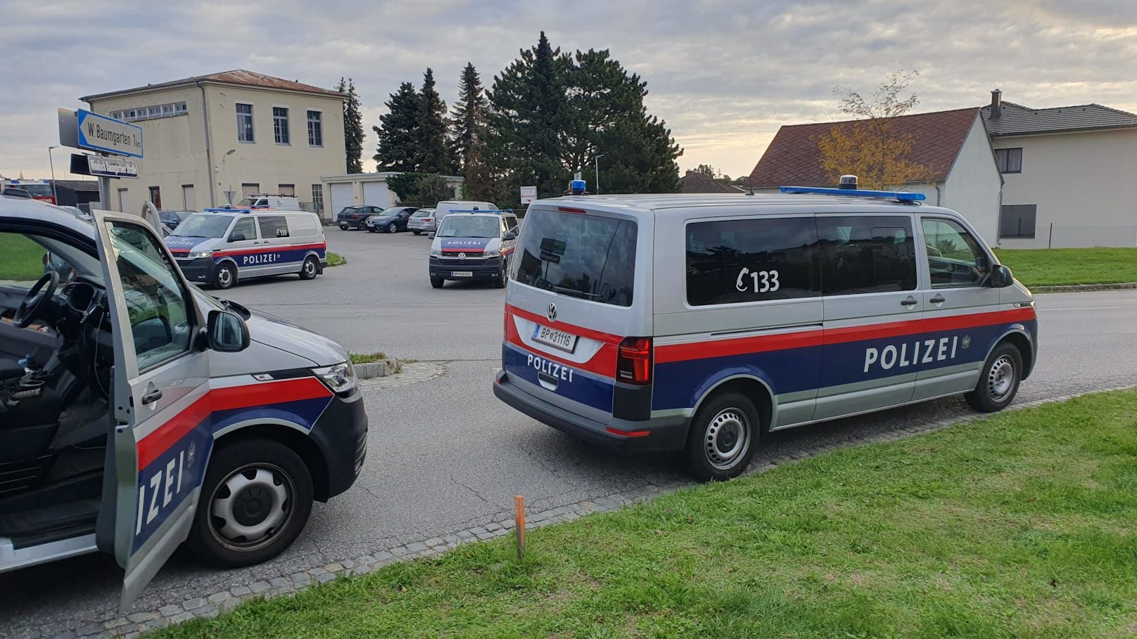 Eine 65-jährige Frau ist in Zistersdorf im Ortsteil Gösting getötet worden. Der Täter ist auf der Flucht, konnte aber ausgeforscht werden.