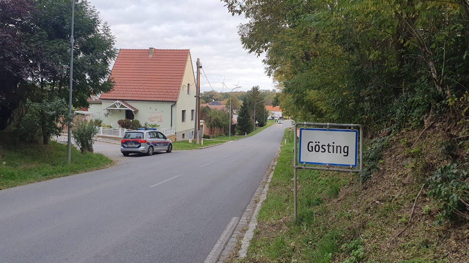 Eine 65-jährige Frau ist in Zistersdorf im Ortsteil Gösting getötet worden. Der Täter ist auf der Flucht, konnte aber ausgeforscht werden.