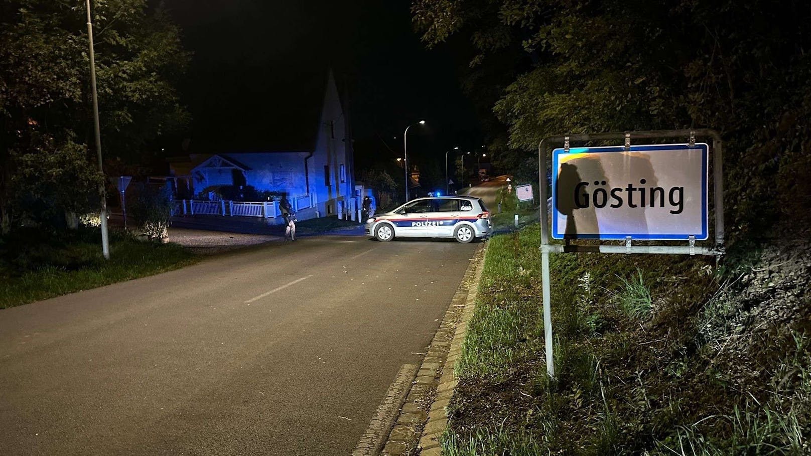 Schwer bewaffnete Polizeikräfte haben nach der Bluttat am Abend des 18. Oktobers 2024 den Ortsteil Gösting abgeriegelt.