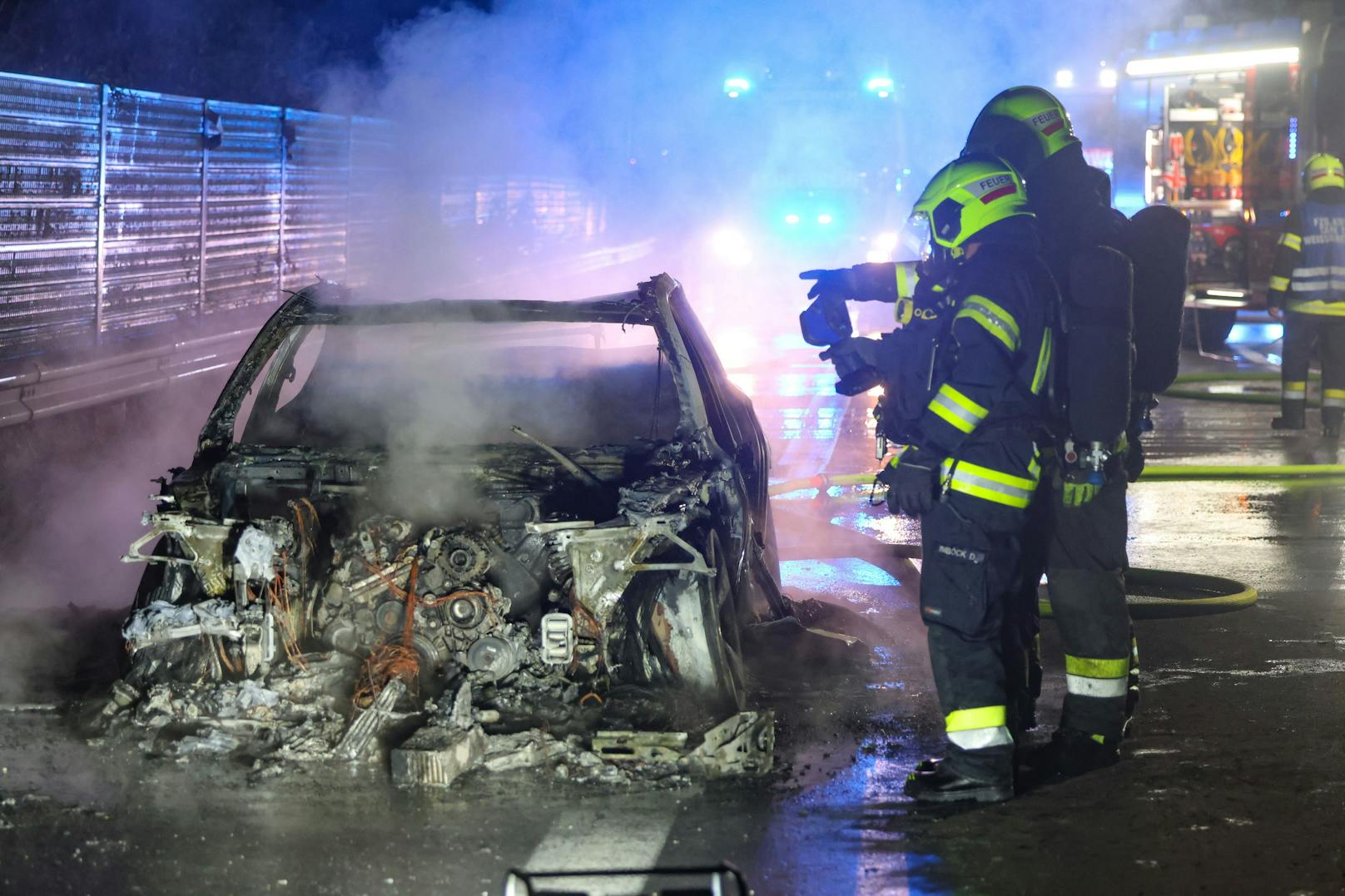 Zwei Feuerwehren standen in der Nacht auf Samstag bei einem in Vollbrand stehenden Pkw auf der A25 Welser Autobahn in Marchtrenk (Bezirk Wels-Land) im Einsatz.