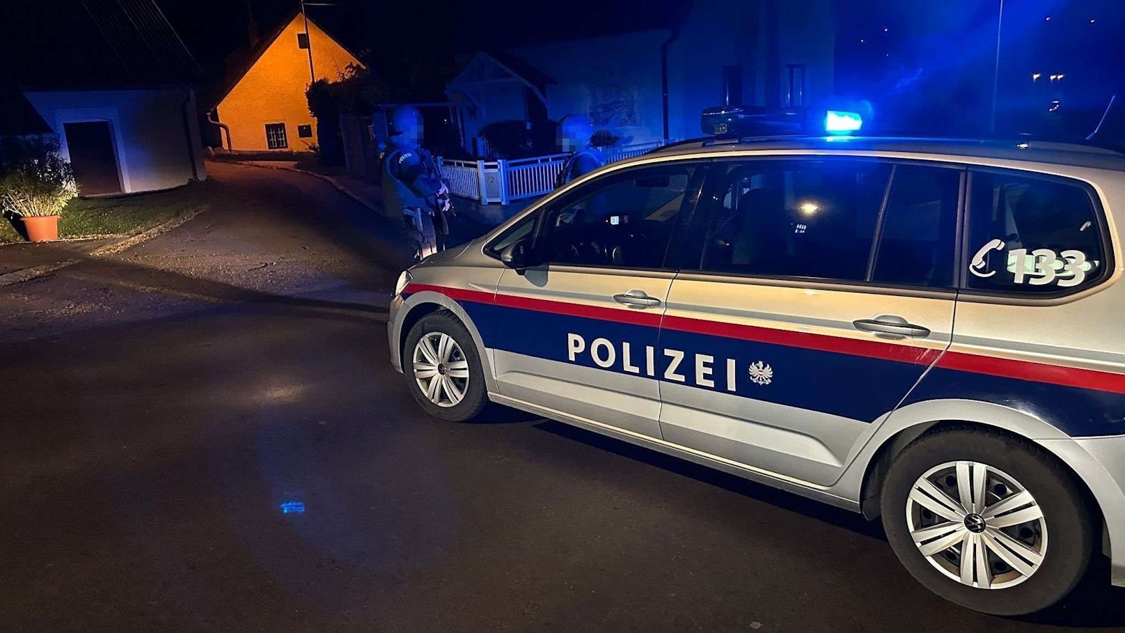 Schwer bewaffnete Polizeikräfte haben nach der Bluttat am Abend des 18. Oktobers 2024 den Ortsteil Gösting abgeriegelt.