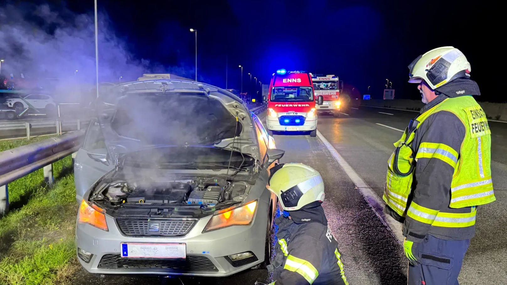 Die Feuerwehr wurde am Samstag in den frühen Morgenstunden gegen 01:00 Uhr zu einem Einsatz auf der Westautobahn A1 in Fahrtrichtung Salzburg alarmiert.