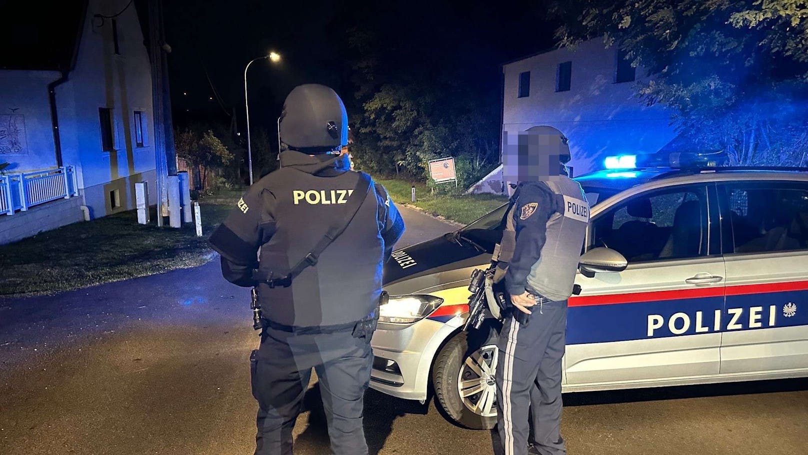 Schwer bewaffnete Polizeikräfte haben nach der Bluttat am Abend des 18. Oktobers 2024 den Ortsteil Gösting abgeriegelt.