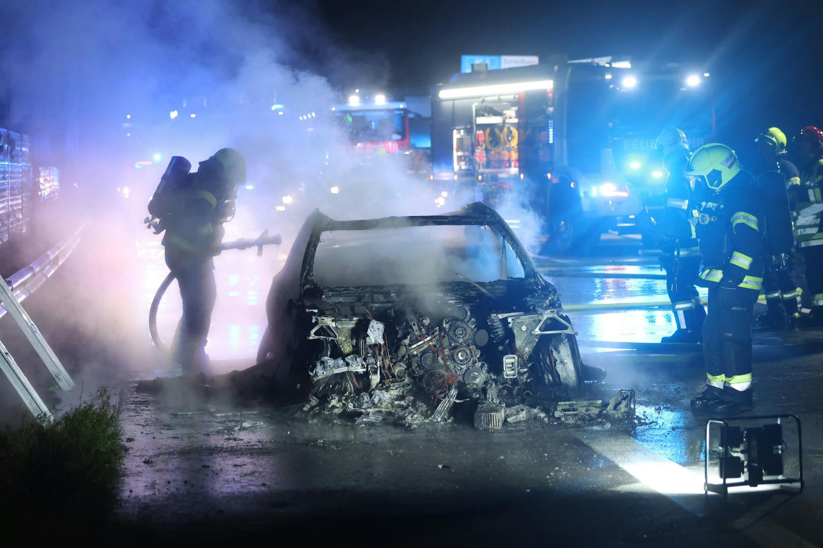 Zwei Feuerwehren standen in der Nacht auf Samstag bei einem in Vollbrand stehenden Pkw auf der A25 Welser Autobahn in Marchtrenk (Bezirk Wels-Land) im Einsatz.