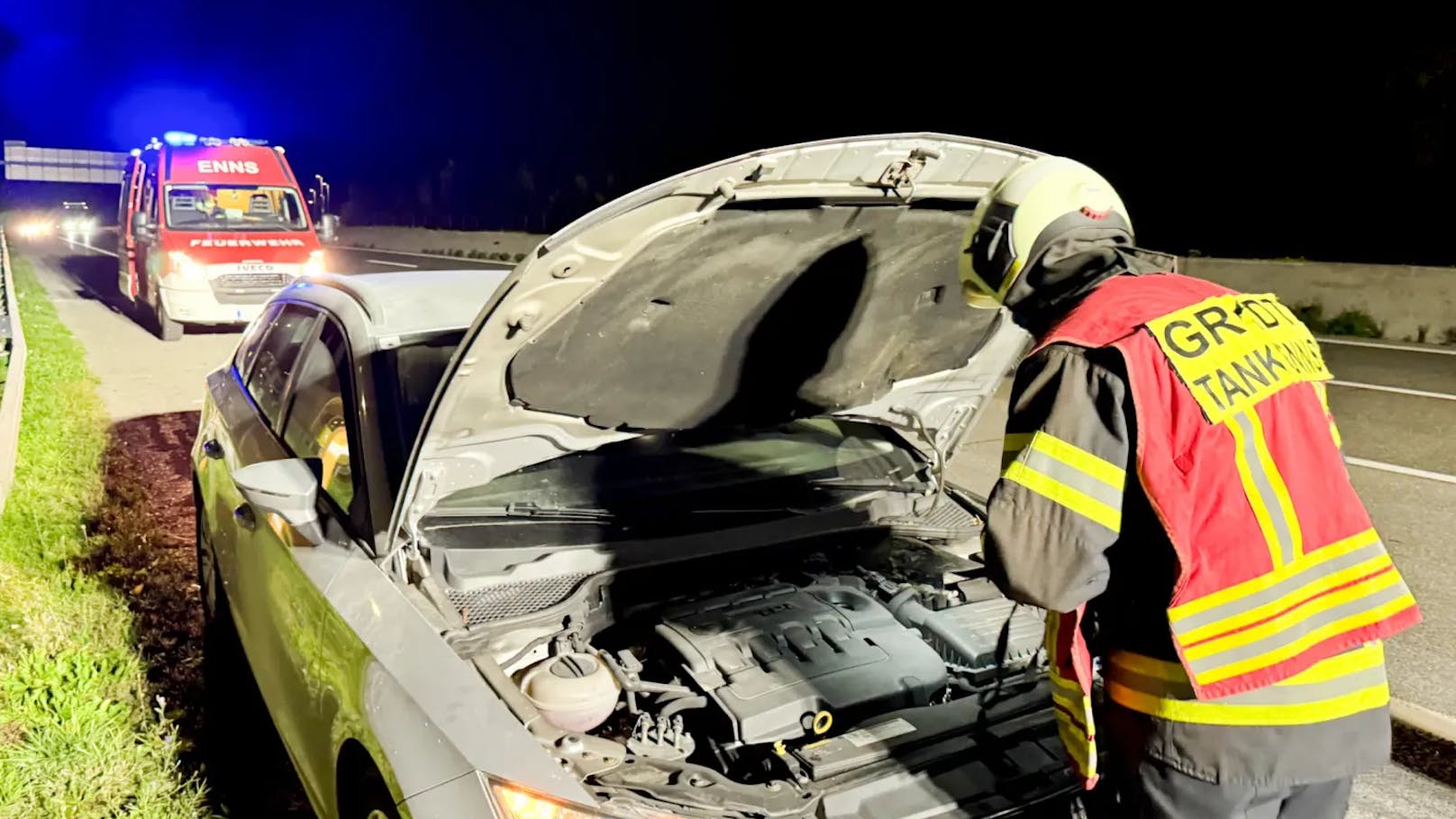 Beim Eintreffen der Feuerwehr war kein offenes Feuer am Seat erkennbar. Der Lenker hatte jedoch zuvor einen Brand im Bereich des Fahrzeugunterbodens festgestellt.