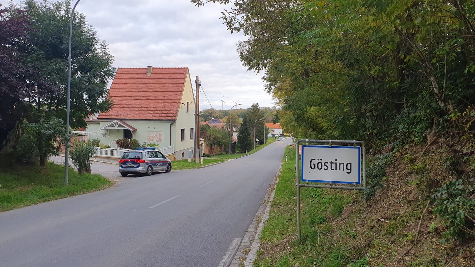 Eine 65-jährige Frau ist in Zistersdorf im Ortsteil Gösting getötet worden. Der Täter ist auf der Flucht, konnte aber ausgeforscht werden.