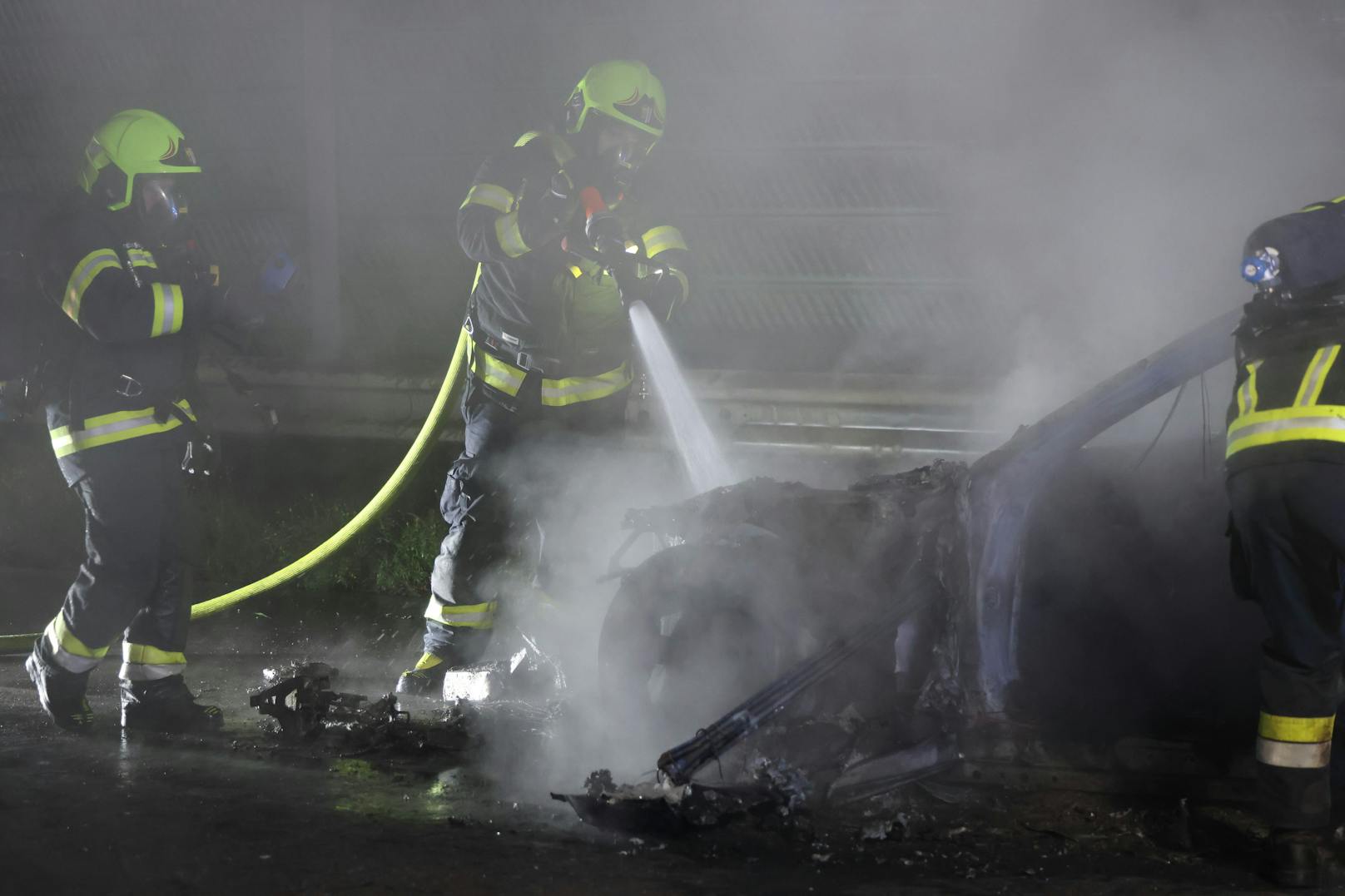 Zwei Feuerwehren standen in der Nacht auf Samstag bei einem in Vollbrand stehenden Pkw auf der A25 Welser Autobahn in Marchtrenk (Bezirk Wels-Land) im Einsatz.