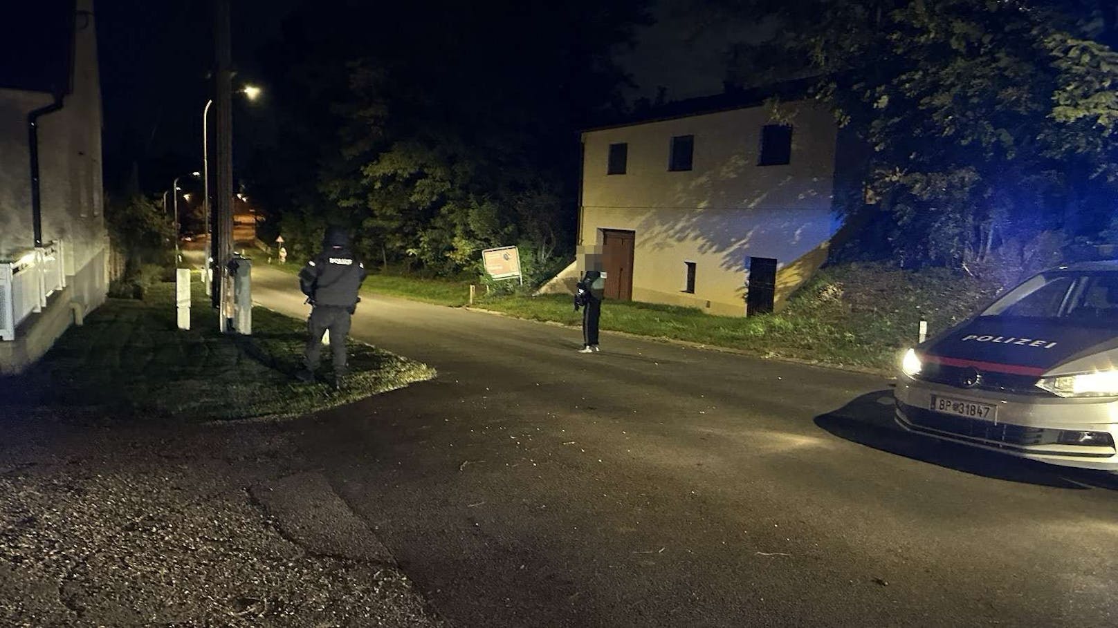 Schwer bewaffnete Polizeikräfte haben nach der Bluttat am Abend des 18. Oktobers 2024 den Ortsteil Gösting abgeriegelt.