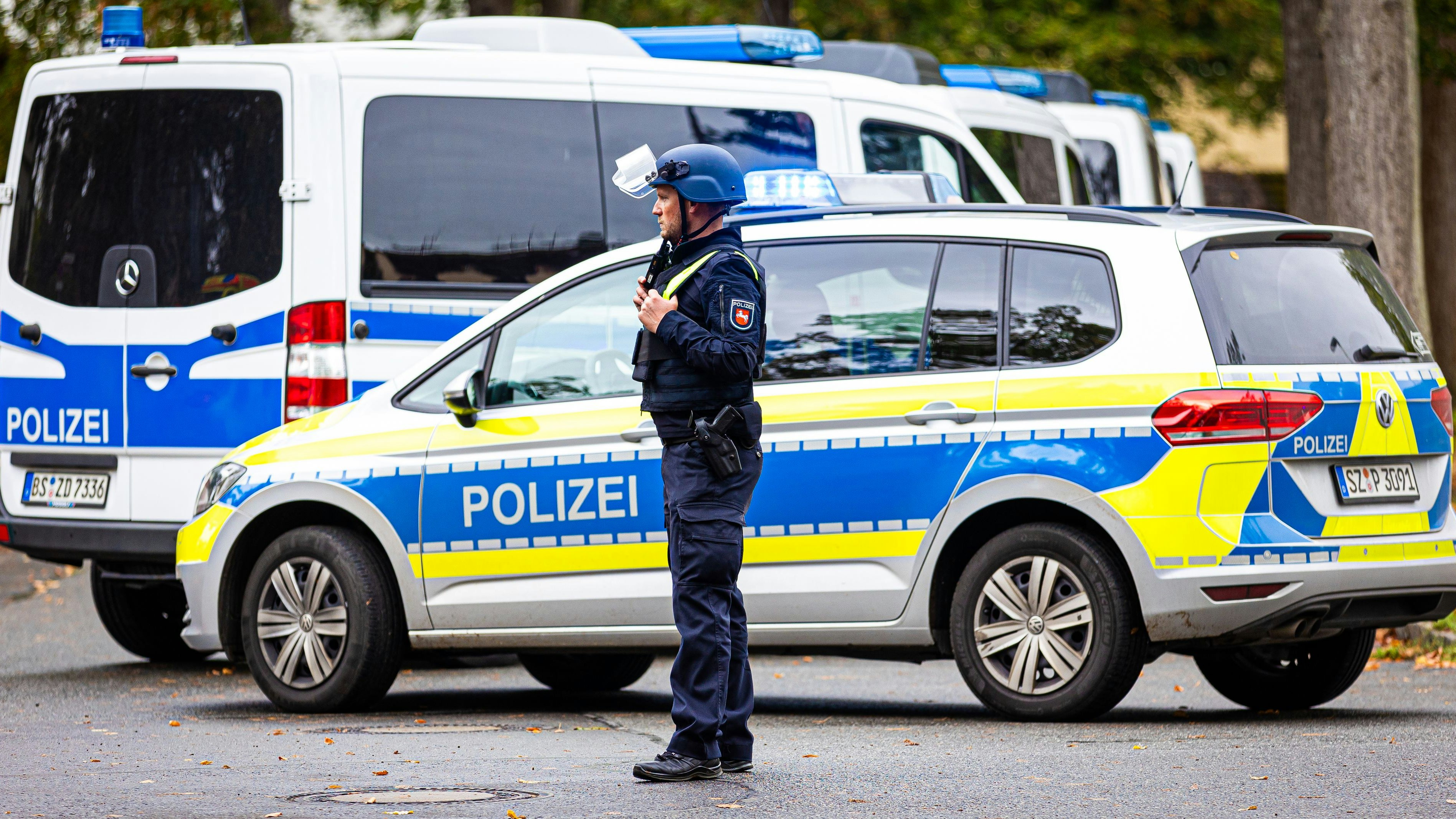 Download von www.picturedesk.com am 19.10.2024 (20:15).  26 September 2024, Lower Saxony, Peine: A police officer blocks a street in front of a school. A suspicious person at a school has triggered a major police operation. Photo: Moritz Frankenberg/dpa - 20240926_PD3218 - Rechteinfo: Rights Managed (RM)