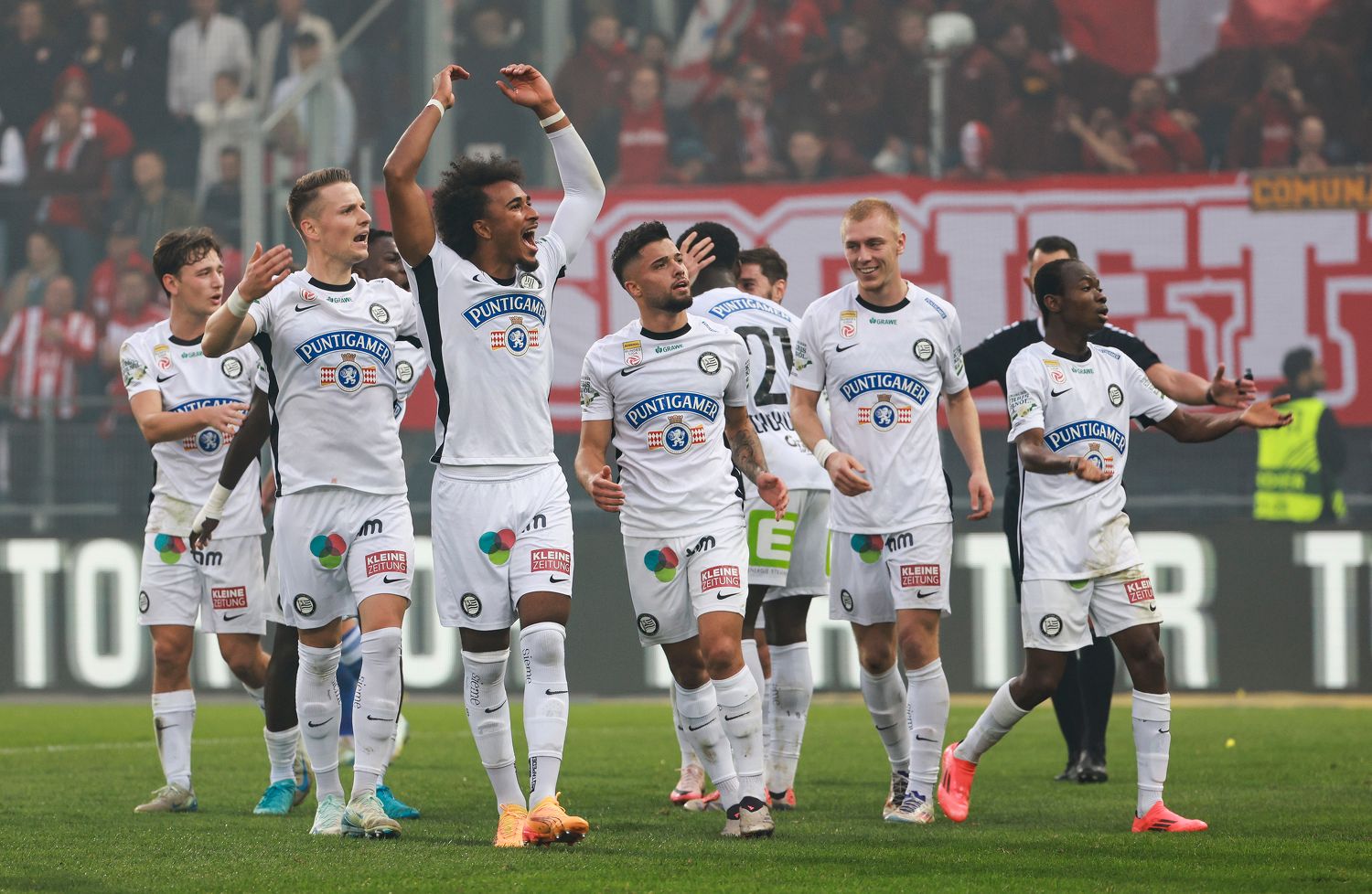 Sturm jubelt gegen den GAK