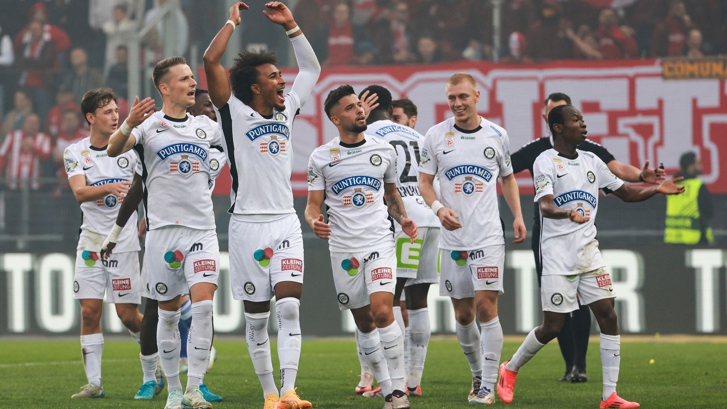 Sturm jubelt gegen den GAK