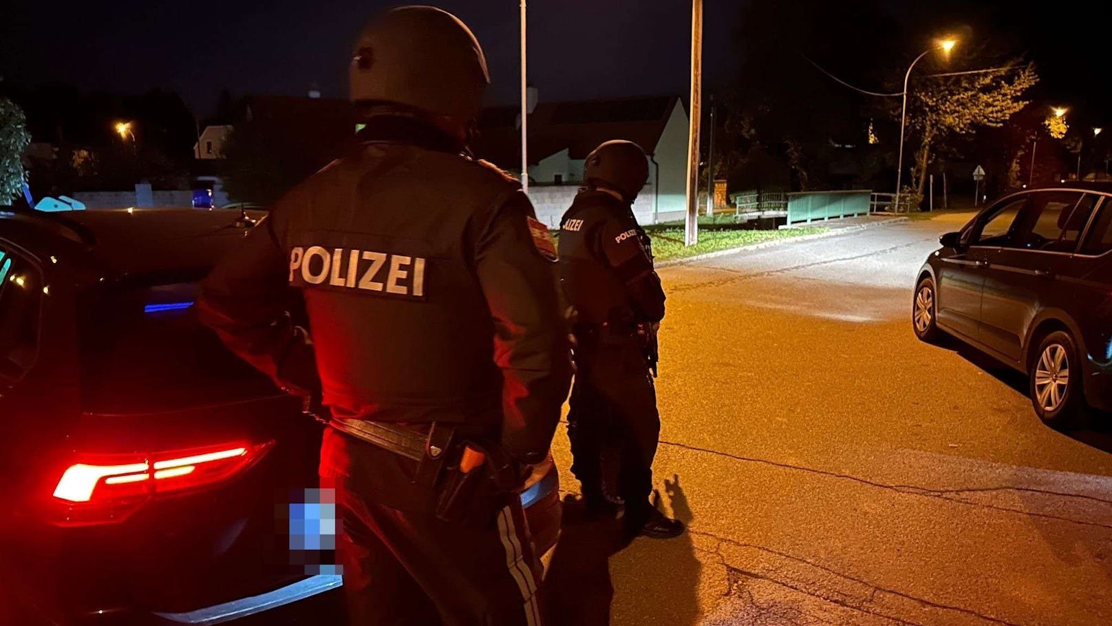 Schwer bewaffnete Polizeikräfte haben nach der Bluttat am Abend des 18. Oktobers 2024 den Ortsteil Gösting abgeriegelt.