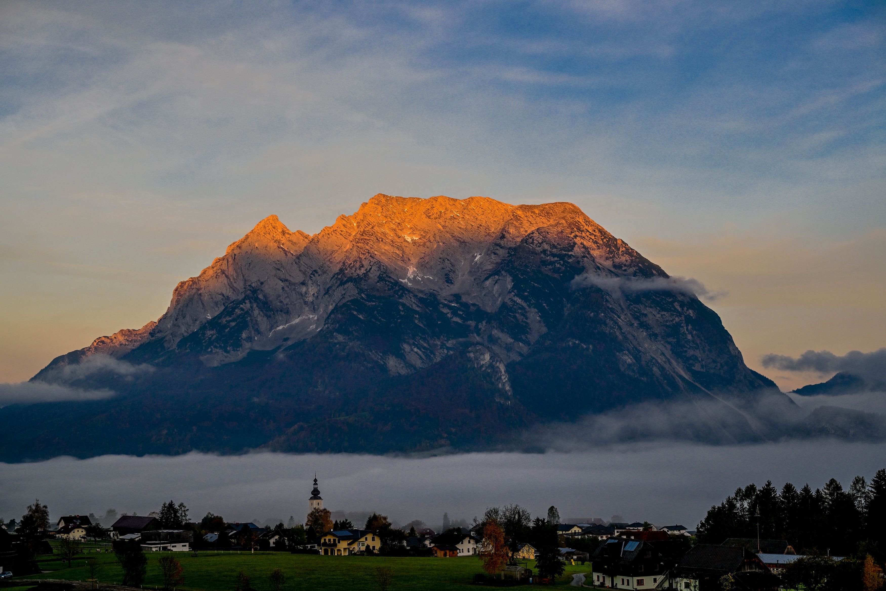 Herbstliches Alpenglühen oberhalb von Aigen im Ennstal.