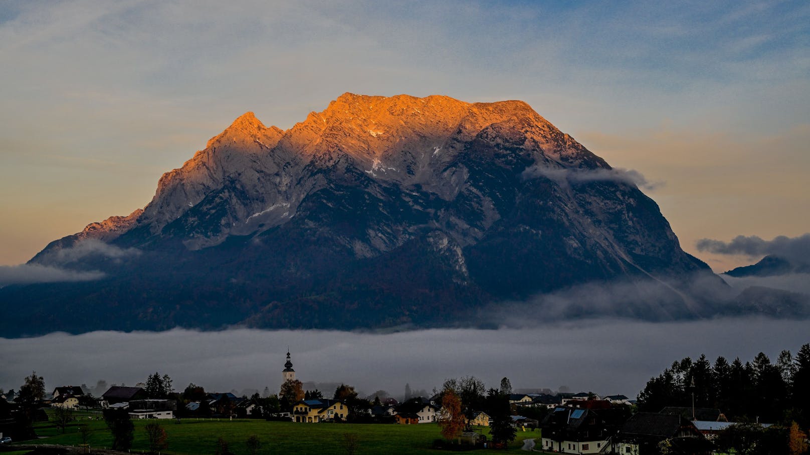 Herbstliches Alpenglühen oberhalb von Aigen im Ennstal.