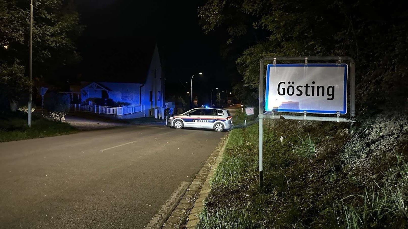 Schwer bewaffnete Polizeikräfte haben nach der Bluttat am Abend des 18. Oktobers 2024 den Ortsteil Gösting abgeriegelt.