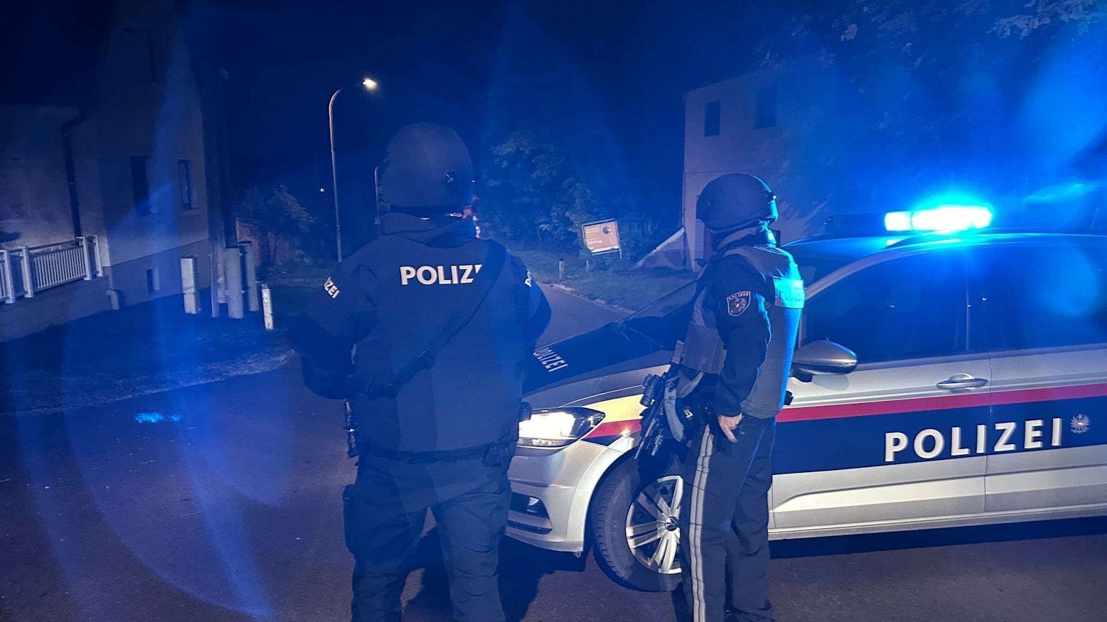 Schwer bewaffnete Polizeikräfte haben nach der Bluttat am Abend des 18. Oktobers 2024 den Ortsteil Gösting abgeriegelt.