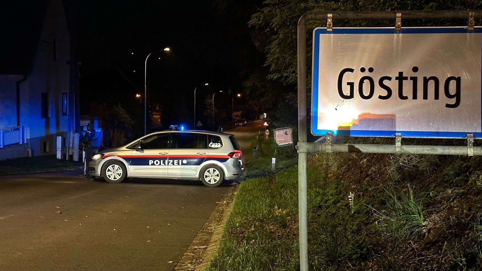 Schwer bewaffnete Polizeikräfte haben nach der Bluttat am Abend des 18. Oktobers 2024 den Ortsteil Gösting abgeriegelt.