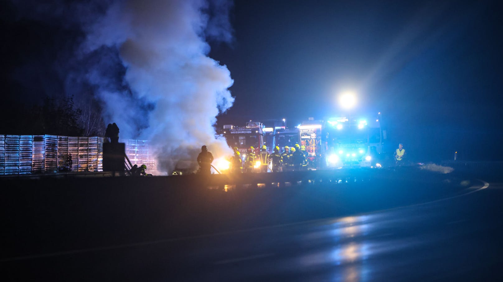 Zwei Feuerwehren standen in der Nacht auf Samstag bei einem in Vollbrand stehenden Pkw auf der A25 Welser Autobahn in Marchtrenk (Bezirk Wels-Land) im Einsatz.