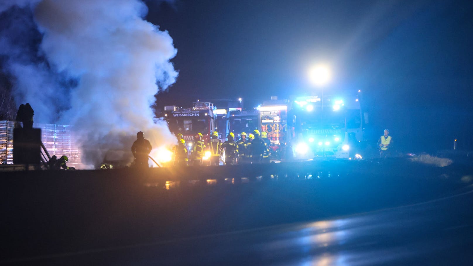 Riesige Rauchsäule! Pkw geht auf A25 in Flammen auf