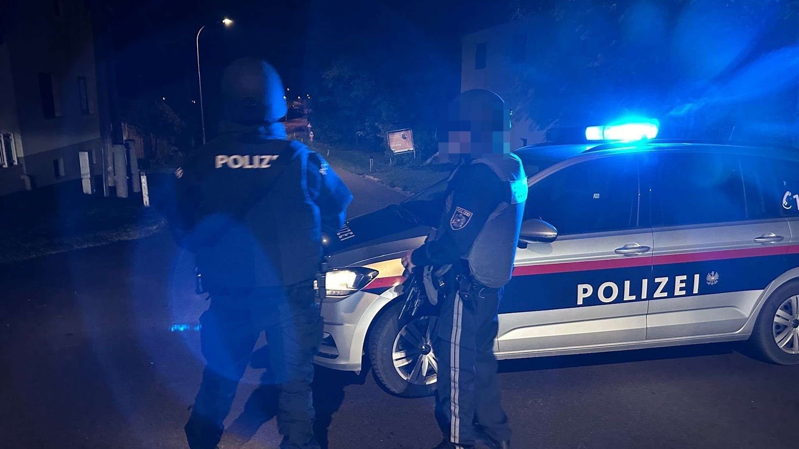 Schwer bewaffnete Polizeikräfte haben nach der Bluttat am Abend des 18. Oktobers 2024 den Ortsteil Gösting abgeriegelt.