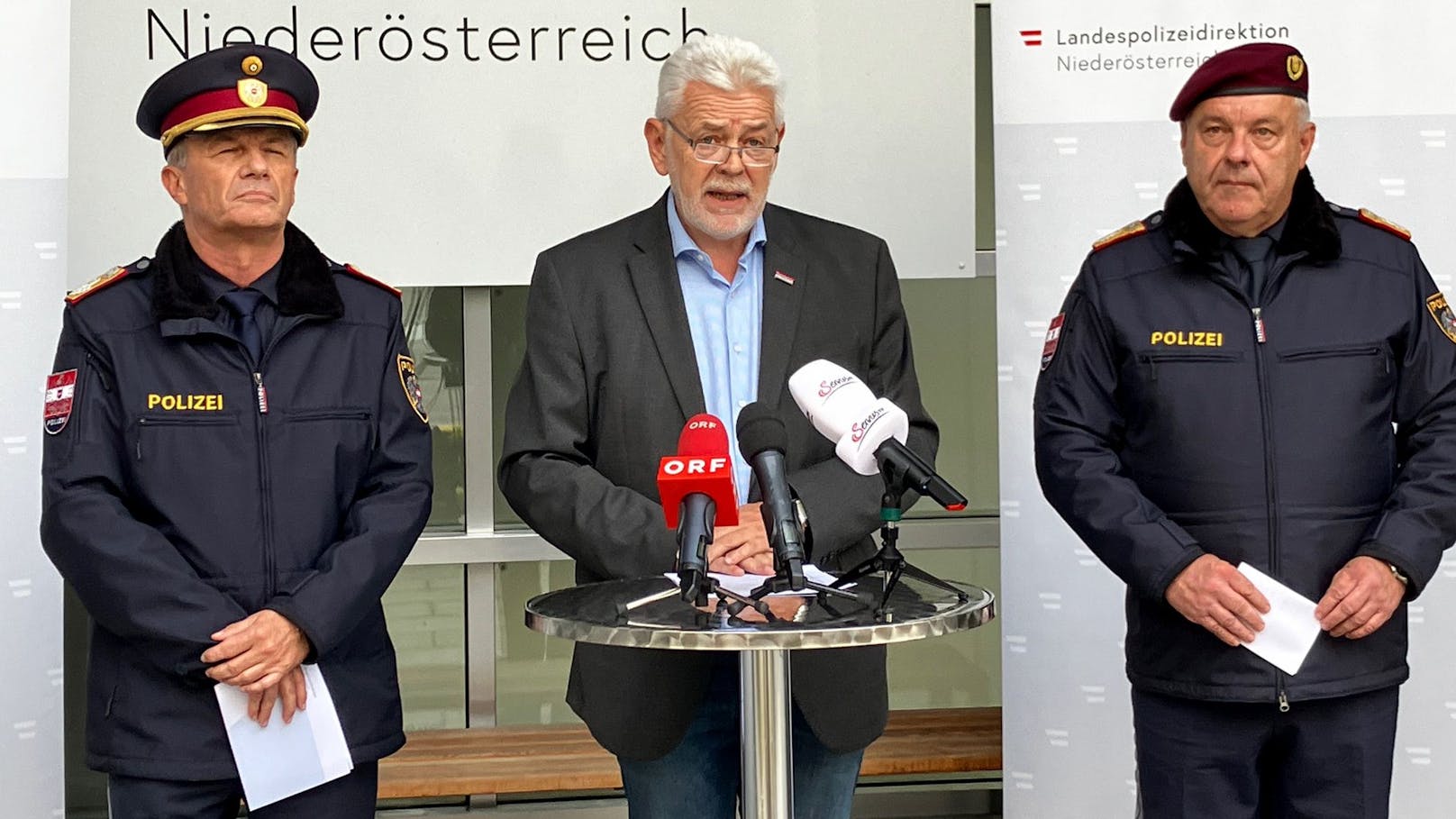 (v.l.) Landespolizeidirektor <strong>Franz Popp</strong>, Chefinspektor <strong>Johann Baumschlager</strong> und Cobra-Direktor <strong>Bernhard Treibenreif</strong>&nbsp;bei ihrem Presse-Statement zum Zistersdorf-Einsatz am 19. Oktober 2024 in St. Pölten.