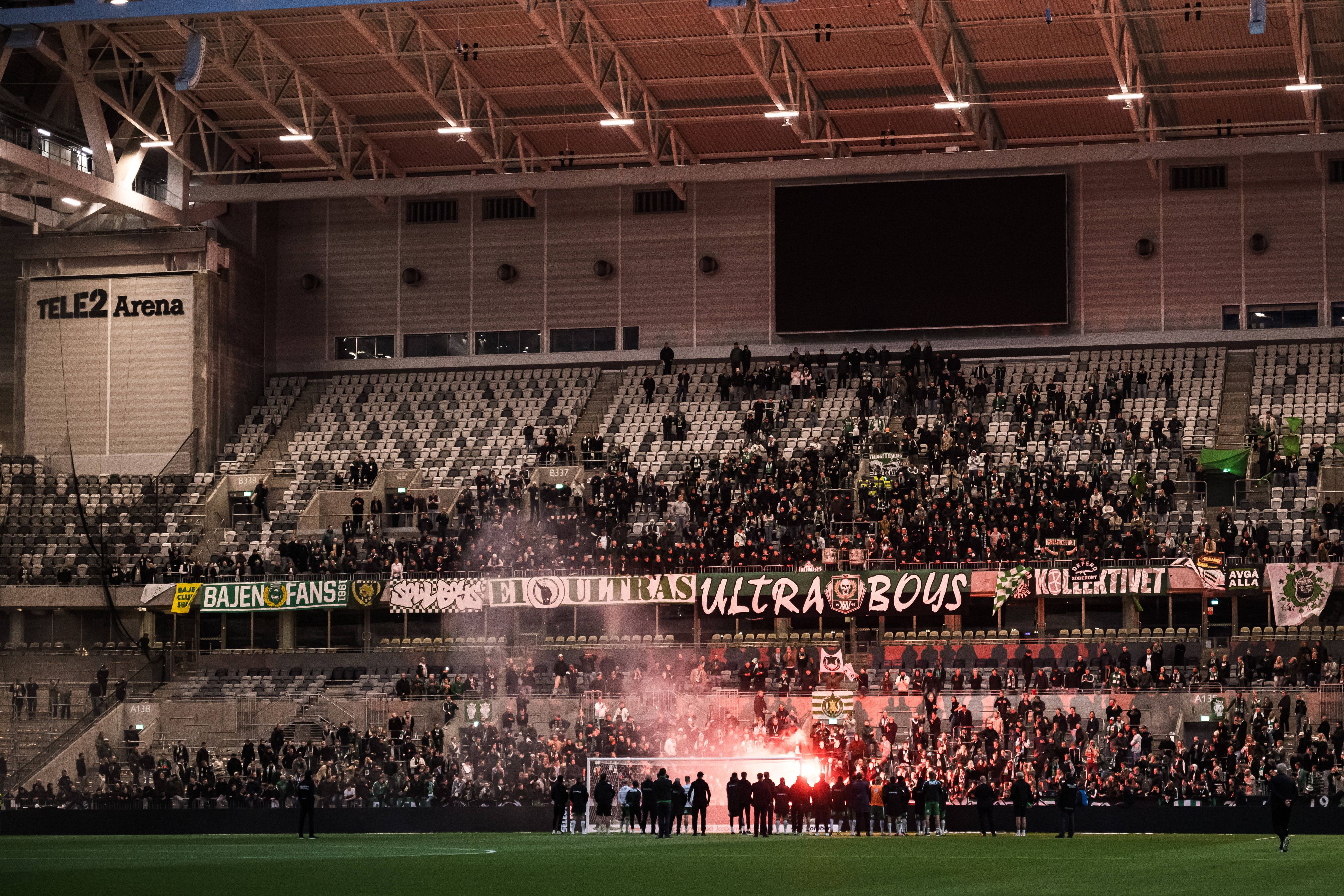 Pyrotechnische Gegenstände flogen auf den Platz im Stockholmer Stadtderby.