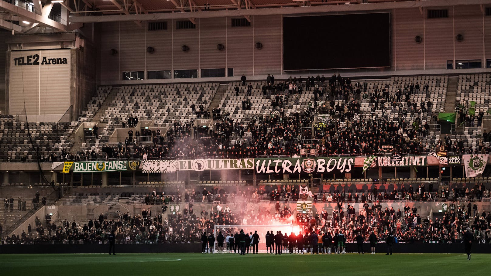 Hauptstadtderby nach Böllerwürfen abgebrochen