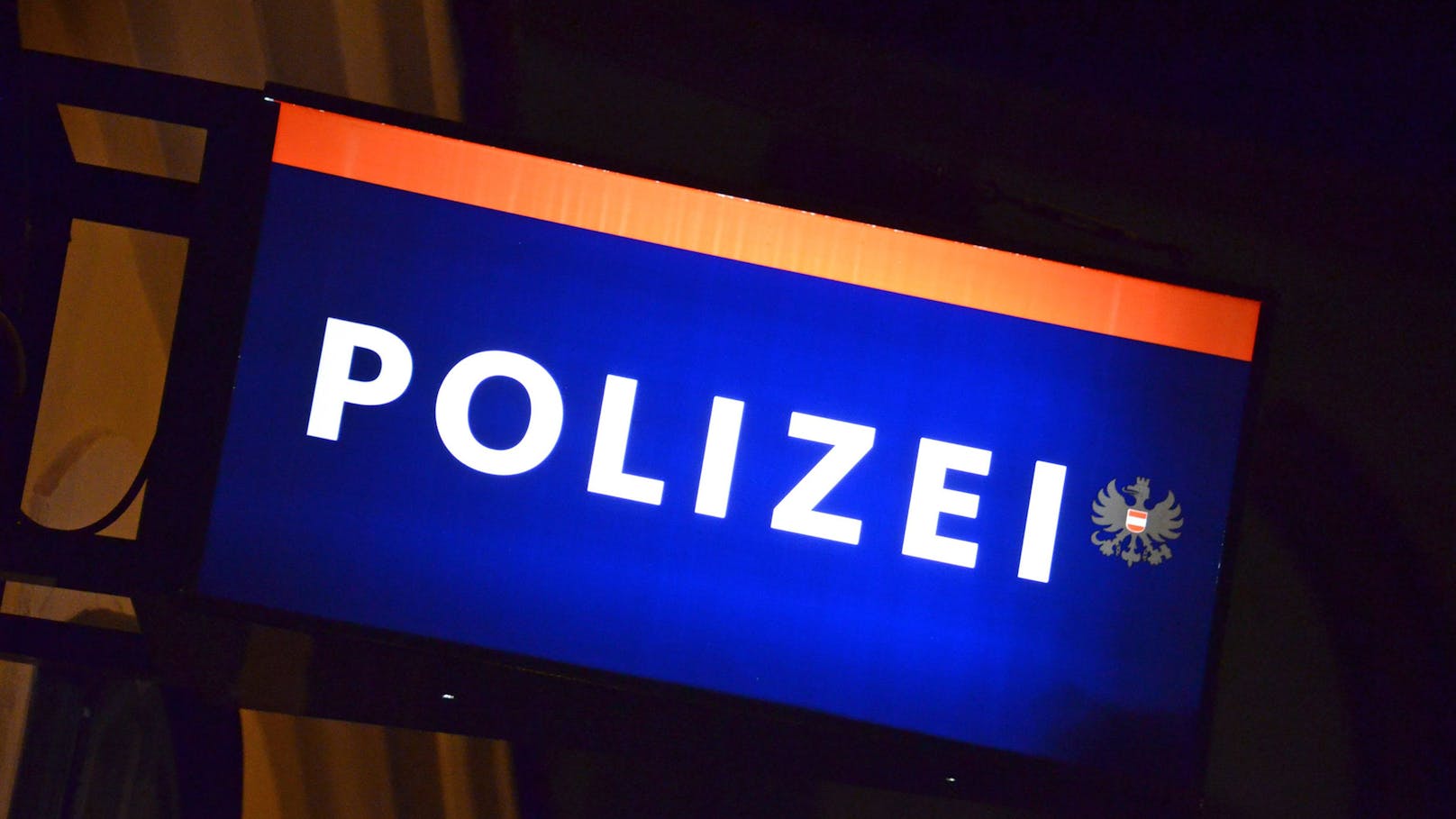 Teenies rasen Polizei davon, krachen mit PKW in Kaserne