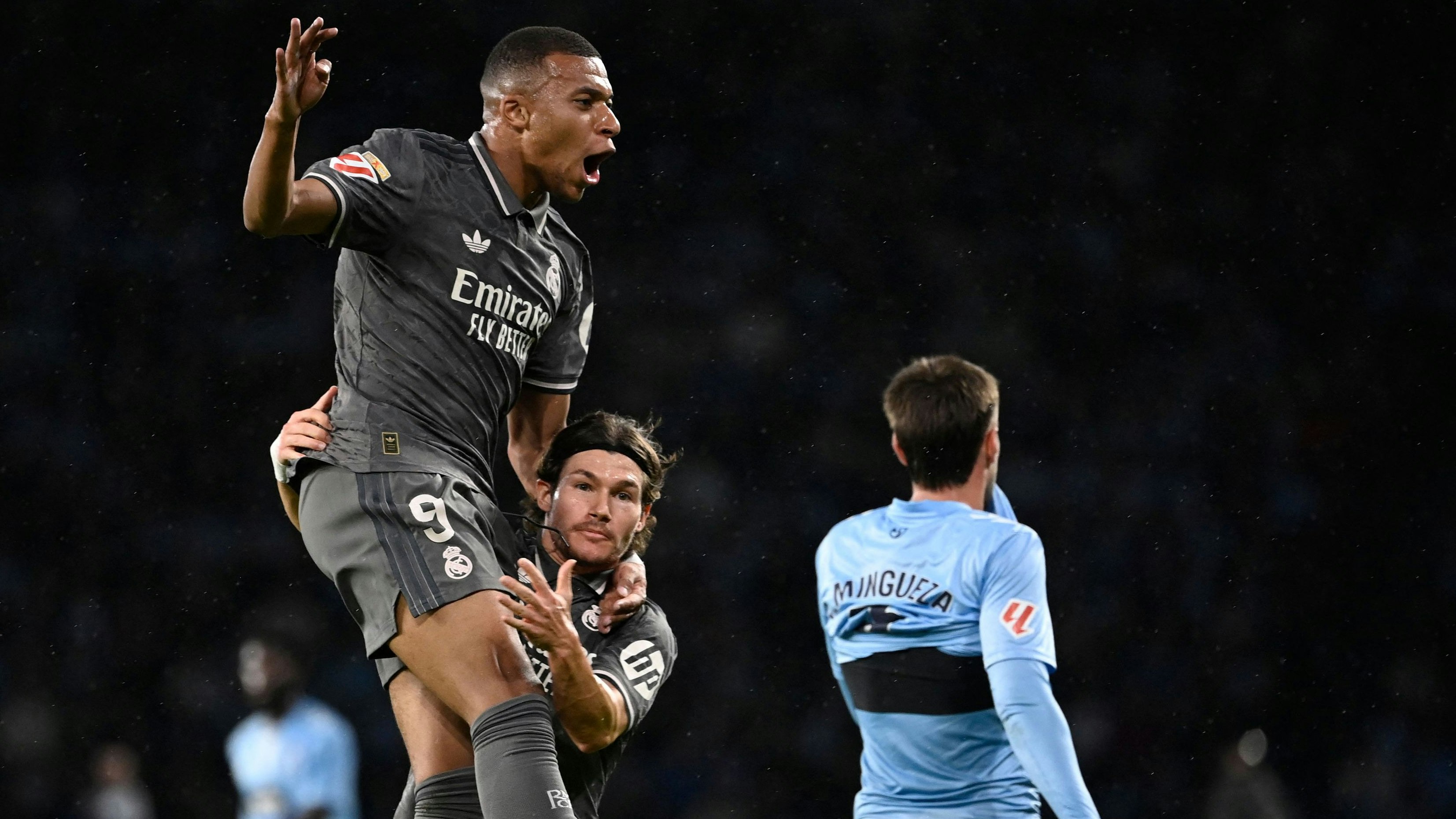 Kylian Mbappe jubelt über sein Tor.