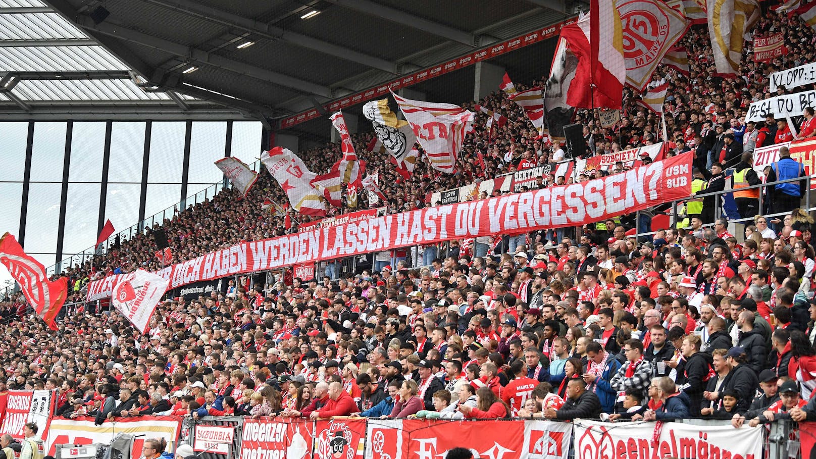 Mainz-Fans mit ihrer Botschaft an die Klub-Ikone.