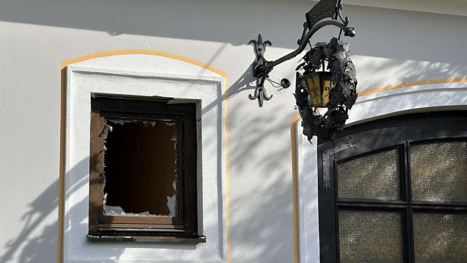 Bluttat in Gösting: Durch die Detonationen wurde ein Fenster zerstört.