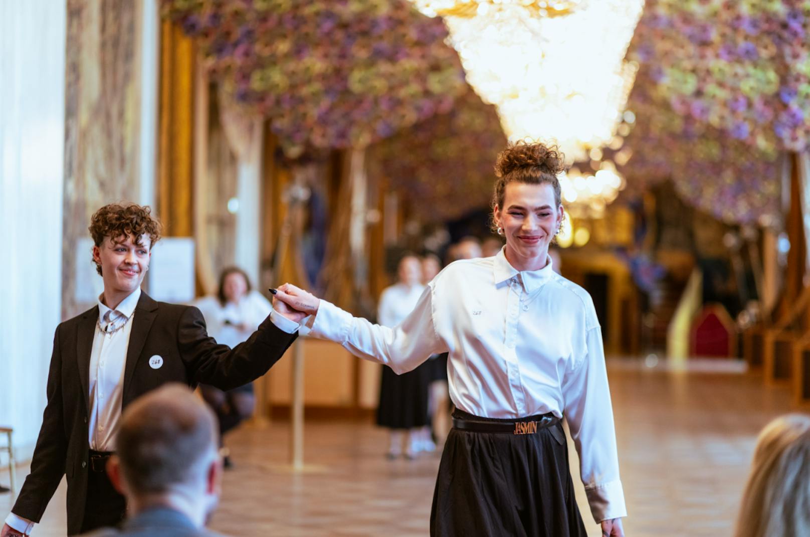 Geraldine Schabraque (Damenposition)  und Mio Glow wollen beim Opernball debütieren.