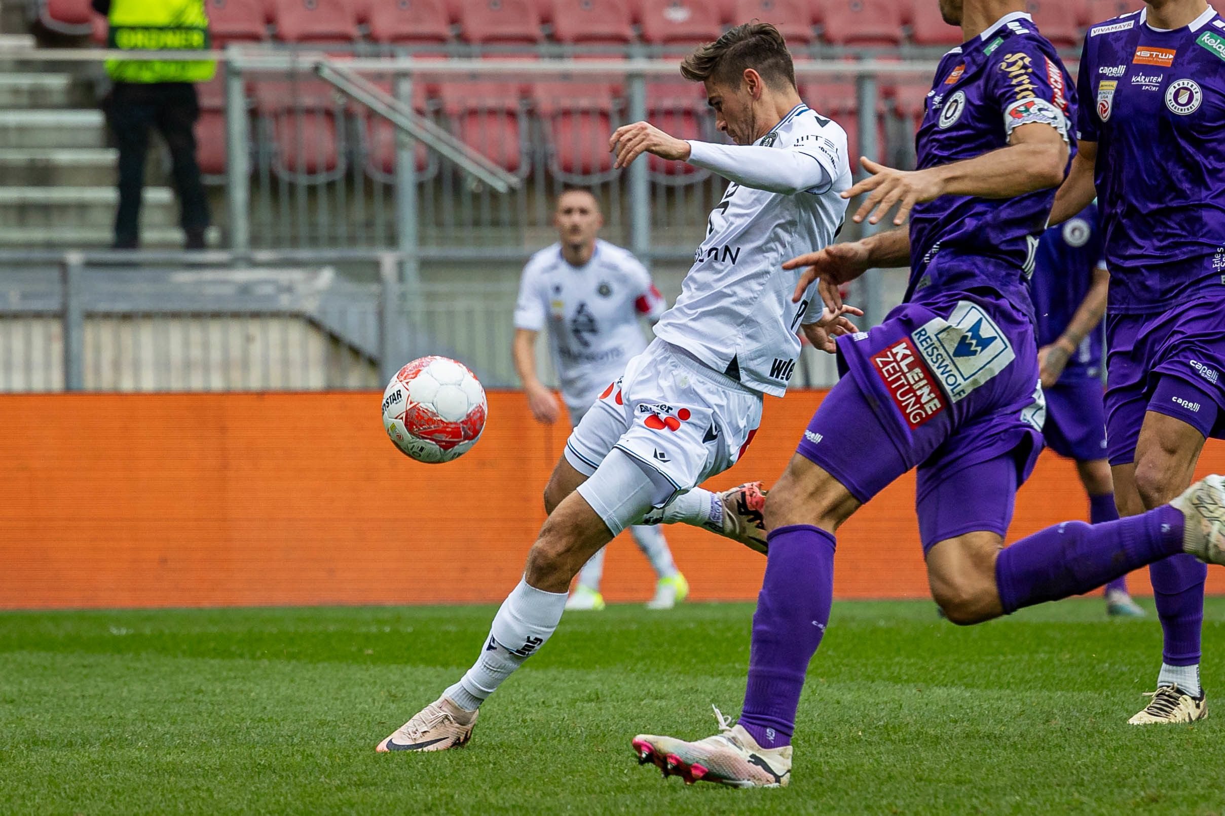 Andreas Gruber entscheidet das Duell der beiden Austrias zugunsten der Wiener.
