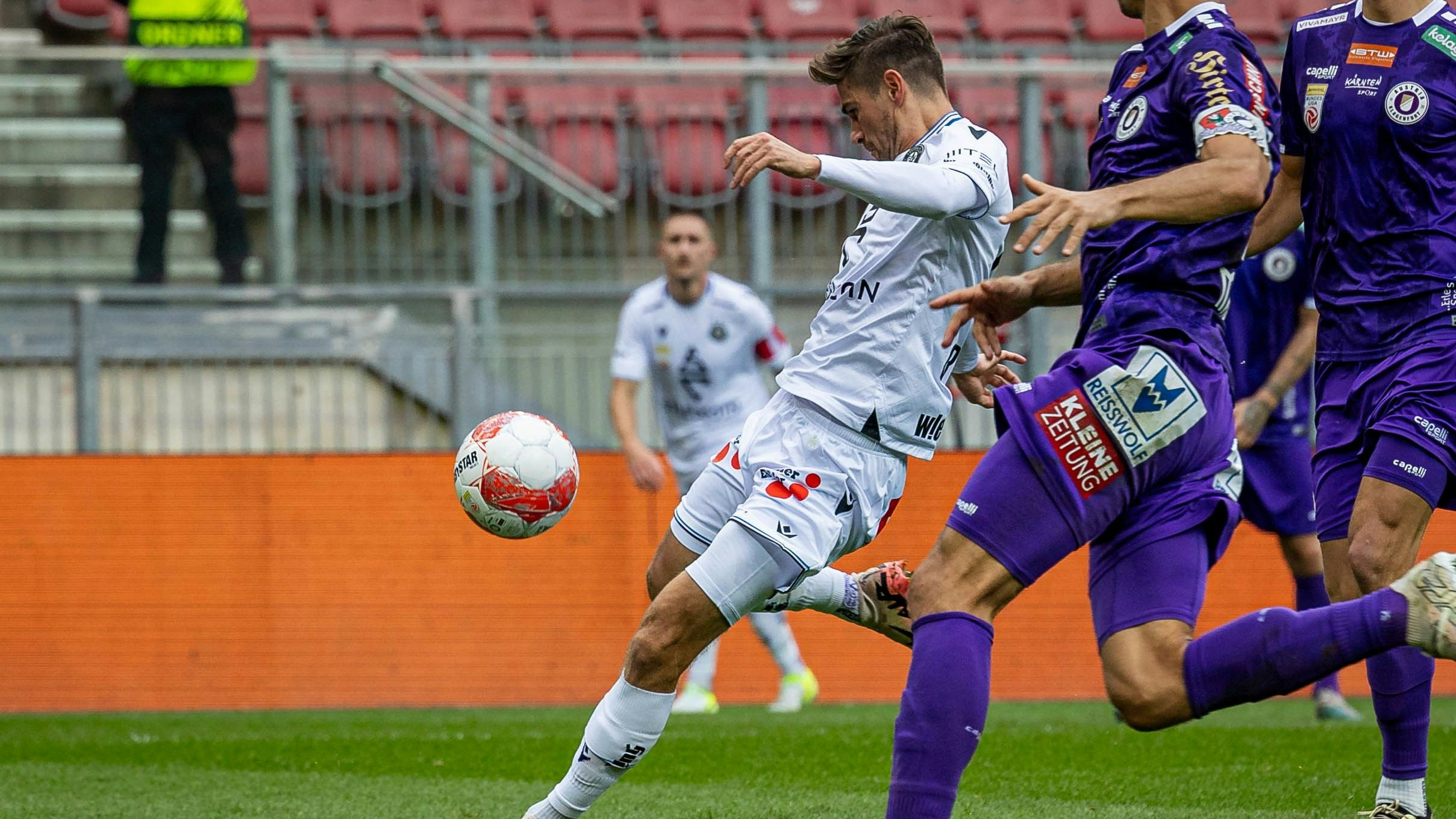 Andreas Gruber entscheidet das Duell der beiden Austrias zugunsten der Wiener.