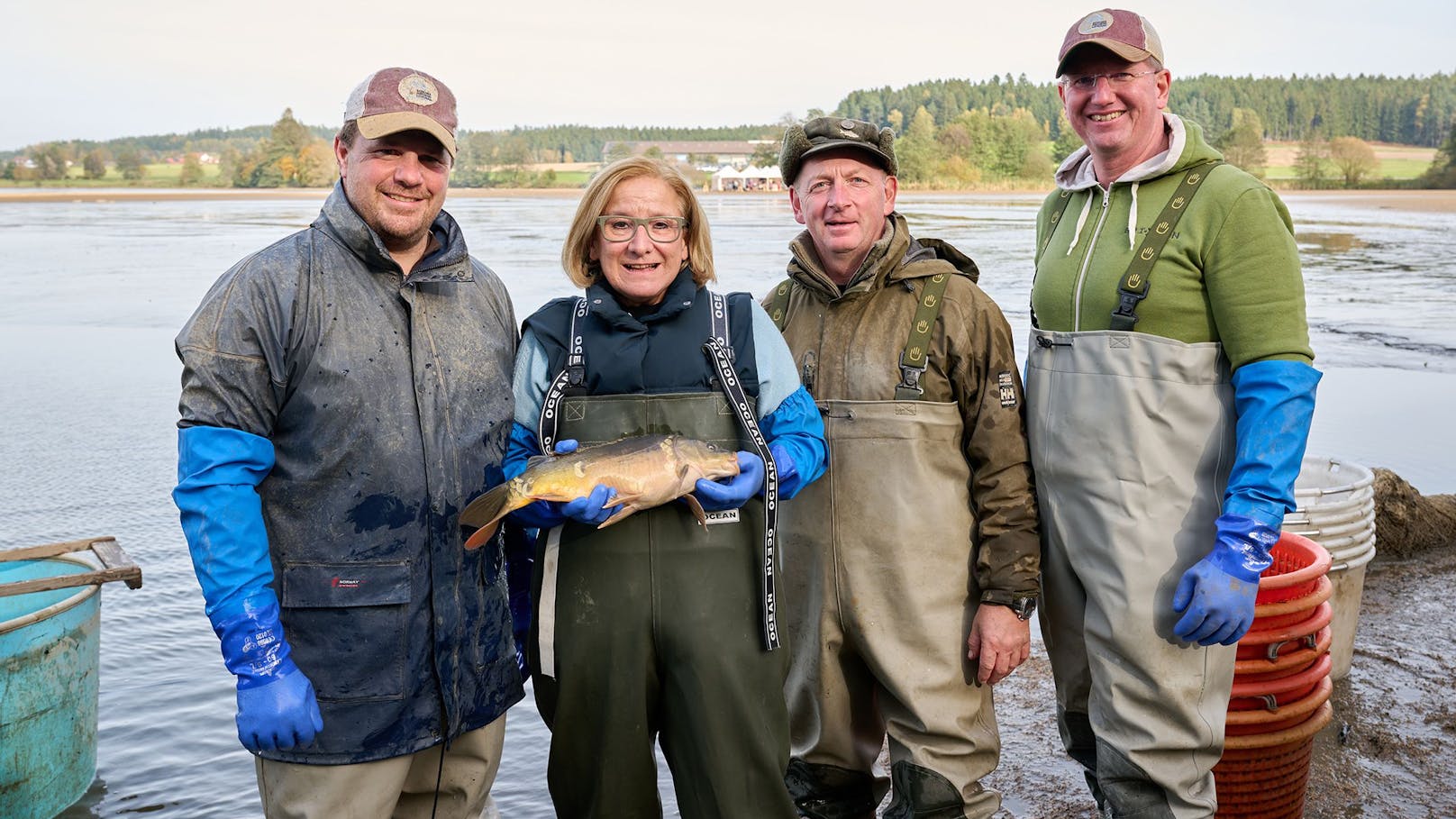 Landeshauptfrau Johanna Mikl-Leitner stattete dem Waldviertel einen Besuch ab und ging beim "Fischtanz" in Litschau mit Waldviertler Karpfen auf Tuchfühlung.