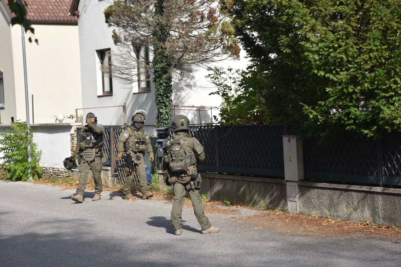 Spezialkommando Cobra stürmte Wohnhaus in Ebreichsdorf