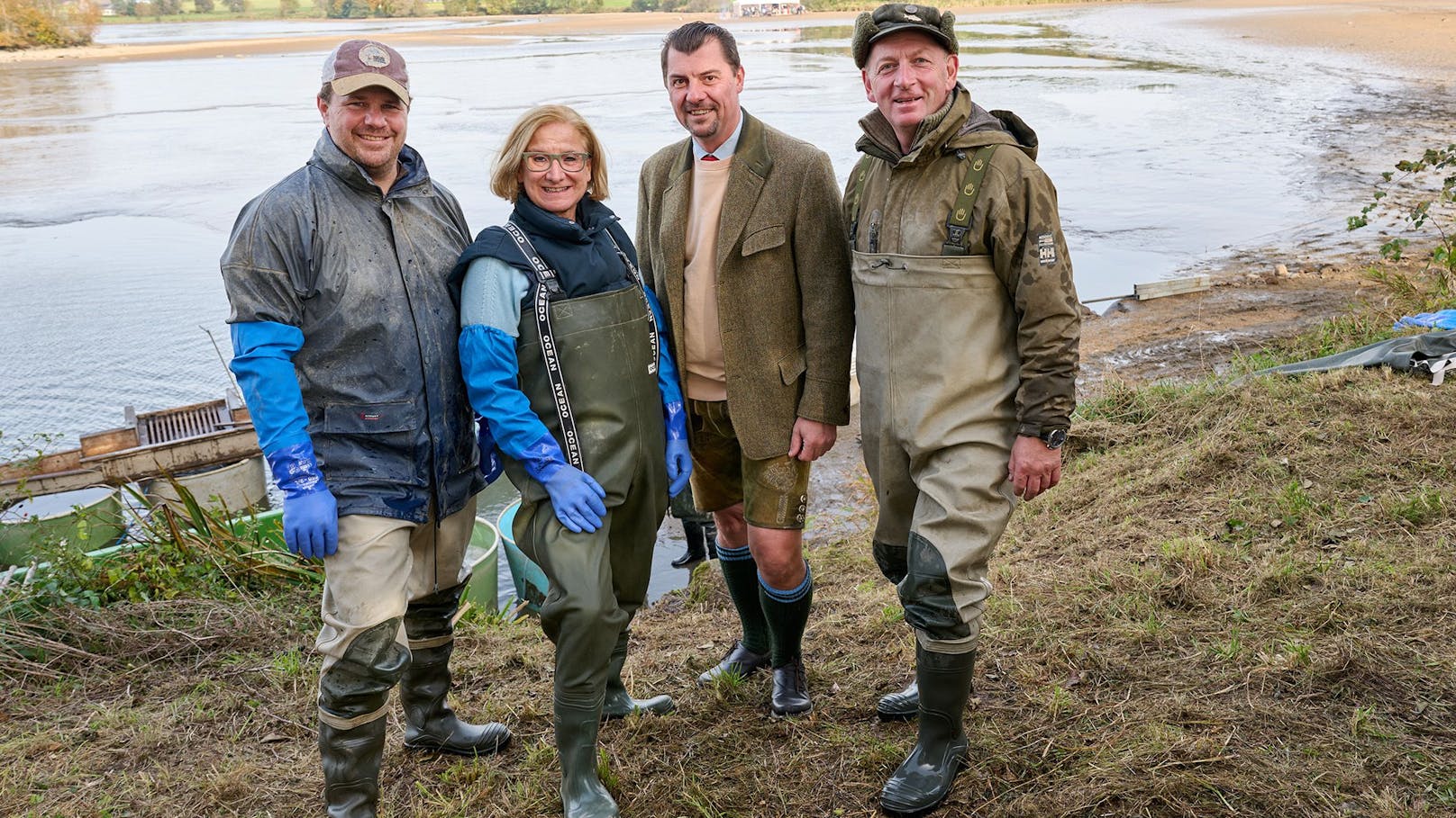 Landeshauptfrau Johanna Mikl-Leitner stattete dem Waldviertel einen Besuch ab und ging beim "Fischtanz" in Litschau mit Waldviertler Karpfen auf Tuchfühlung.