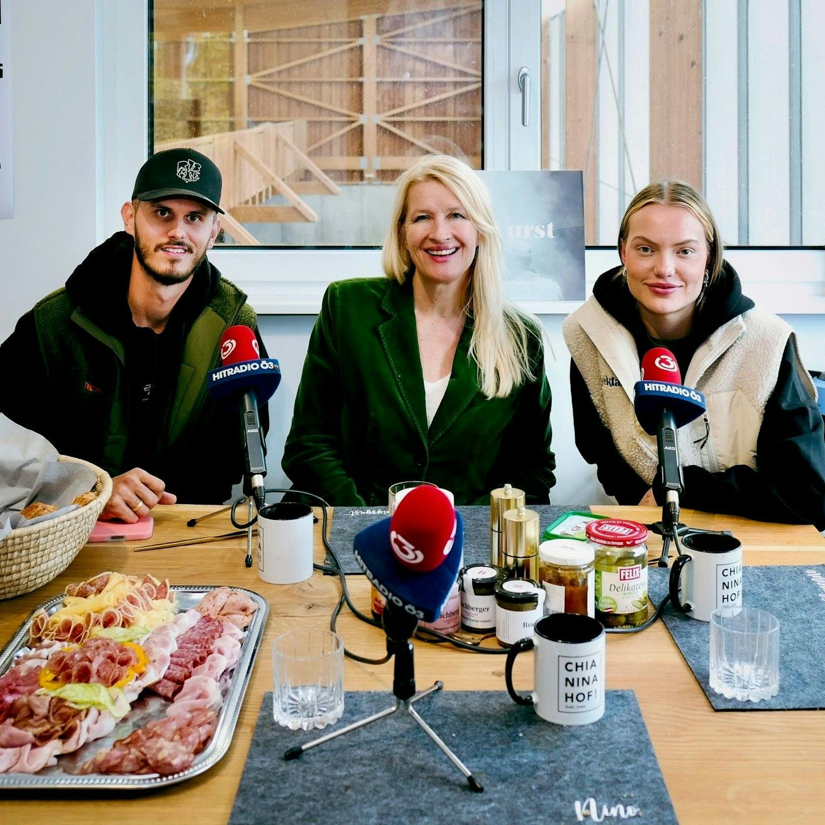 Nino Sifkovits und Cheyenne Ochsenknecht empfingen Claudia Stöckl.