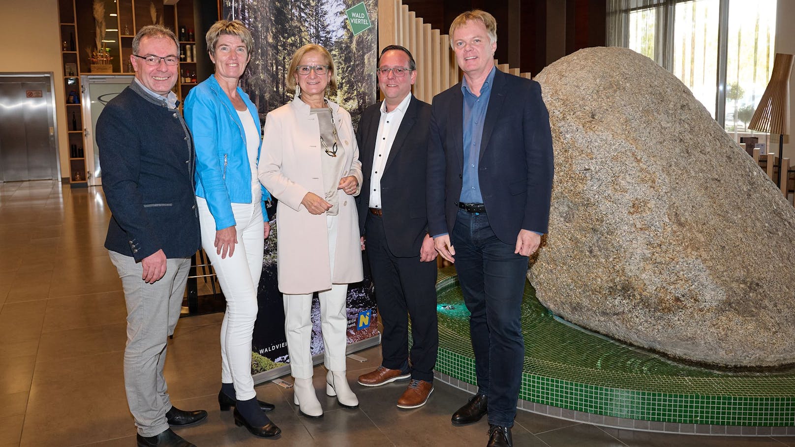 Landeshauptfrau Johanna Mikl-Leitner stattete dem Waldviertel einen Besuch ab und ging beim "Fischtanz" in Litschau mit Waldviertler Karpfen auf Tuchfühlung.