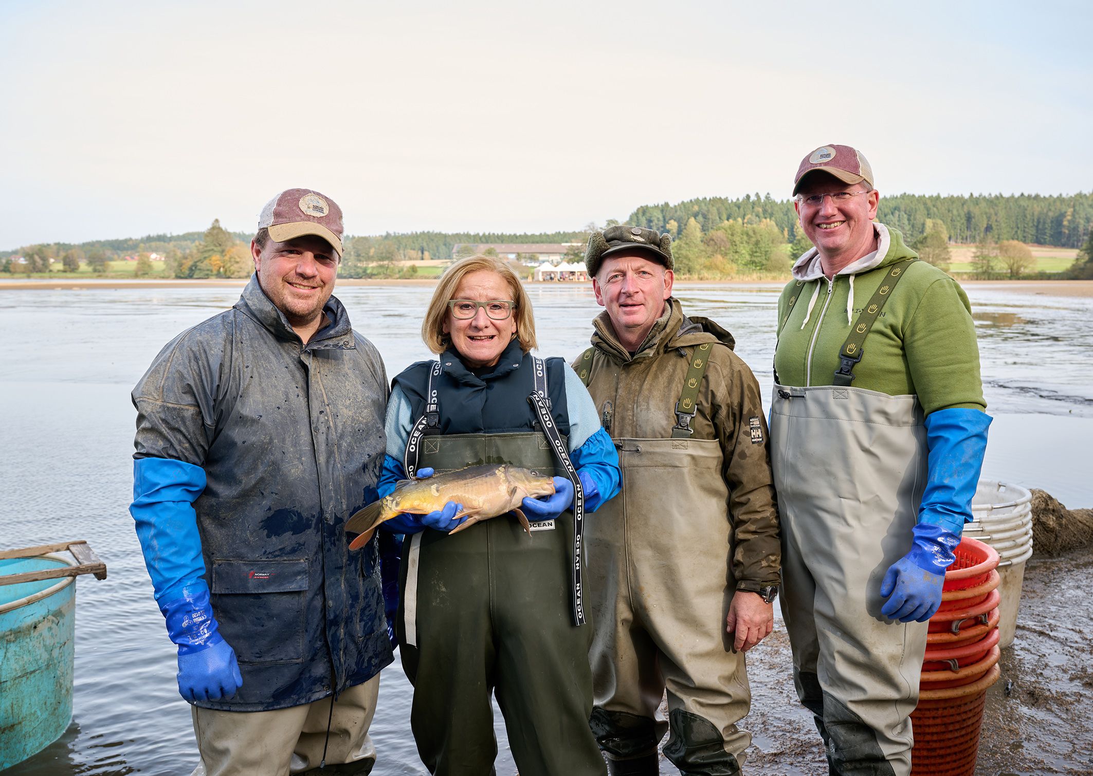 Landeshauptfrau Johanna Mikl-Leitner mit Waldviertler Karpfen beim Litschauer Fischtanz