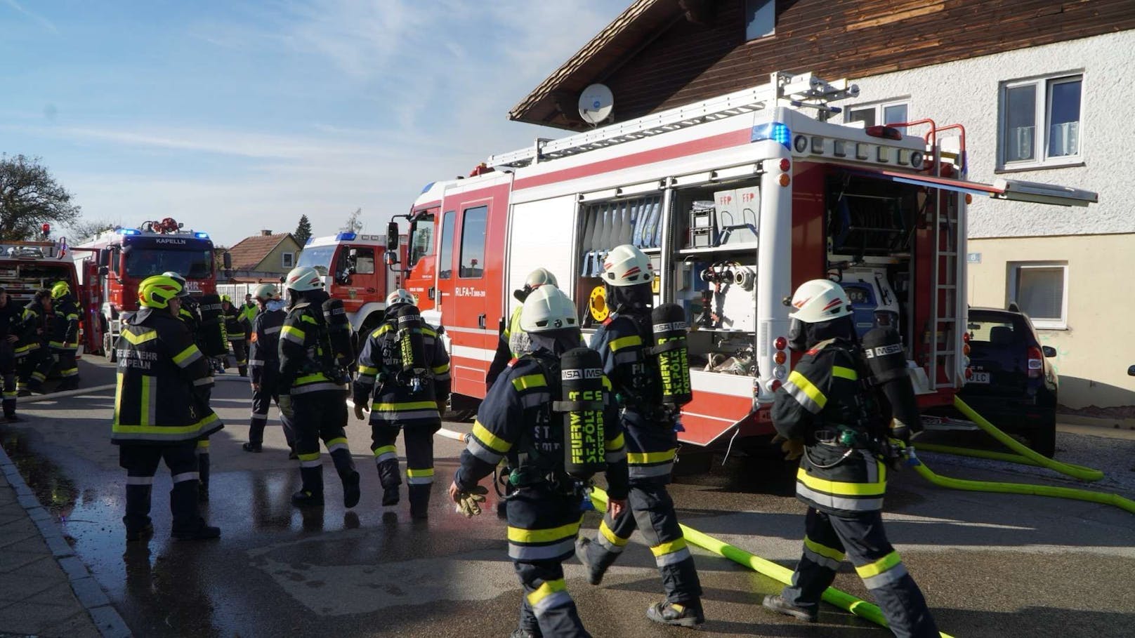 Der Brand einer Garage in Langmannersdorf forderte mehrere Feuerwehren aus dem Bezirk.